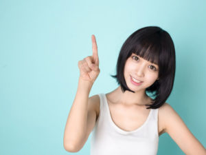 指を差す女性（ポイント）